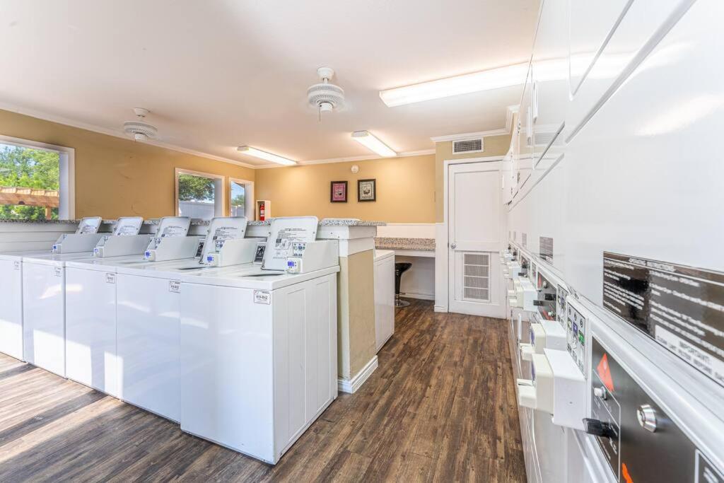 Central 1Br King Bed Suites, Close To Downtown & Domain オースティン エクステリア 写真